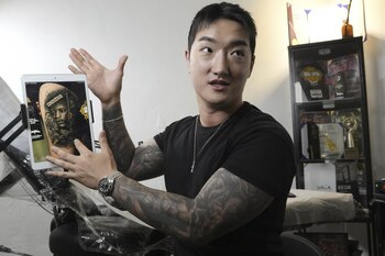 El tatuador Song Jaemin trabaja