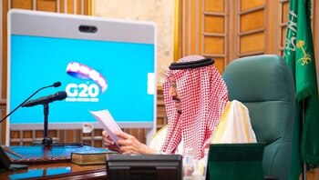 Foto del jueves del rey saudí Salman bin Abdulaziz hablando en la videoconferencia del G-20 en Riad.
Mar 26, 2020. Bandar Algaloud/Courtesy of Saudi Royal Court/Handout via REUTERS ATENCION EDITORES - ESTA IMAGEN FUE PROVISTA POR UNA TERCERA PARTE