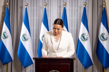 Patricia Godínez firma el acta