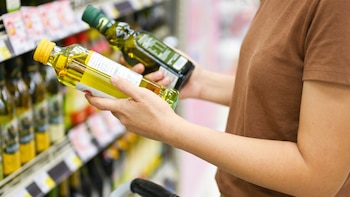 El aceite de oliva tunecino copa el mercado: las importaciones del extranjero se disparan un 84% mientras cae la producción en España