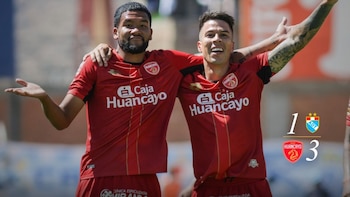Javier Sanguinetti abrazo de Piero Magallanes tras su anotación a ADT. - Crédito: Sport Huancayo