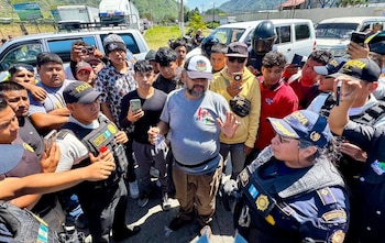 Las protestas en Palín y San Vicente Pacaya por el incremento a los combustibles derivaron en disturbios, bombas lacrimógenas, capturas y daños a viviendas y comercios.