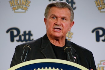 Mike Ditka falleció a los 86 años rodeado de su familia tras dejar una huella histórica en la NFL (AP Foto/Keith Srakocic)