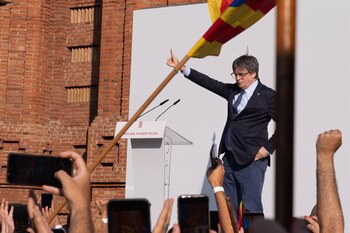 El expresidente de la Generalitat de Catalunya Carles Puigdemont llega a un acto de bienvenida organizado por entidades independentistas en el paseo Lluís Companys, a 8 de agosto de 2024, en Barcelona, Catalunya (España). (David Zorrakino/Europa Press)
