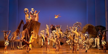 Una escena emblemática de The Lion King, el musical que se ha consolidado como una de las producciones más exitosas y duraderas de Broadway, símbolo del impacto cultural y económico del teatro en Nueva York.