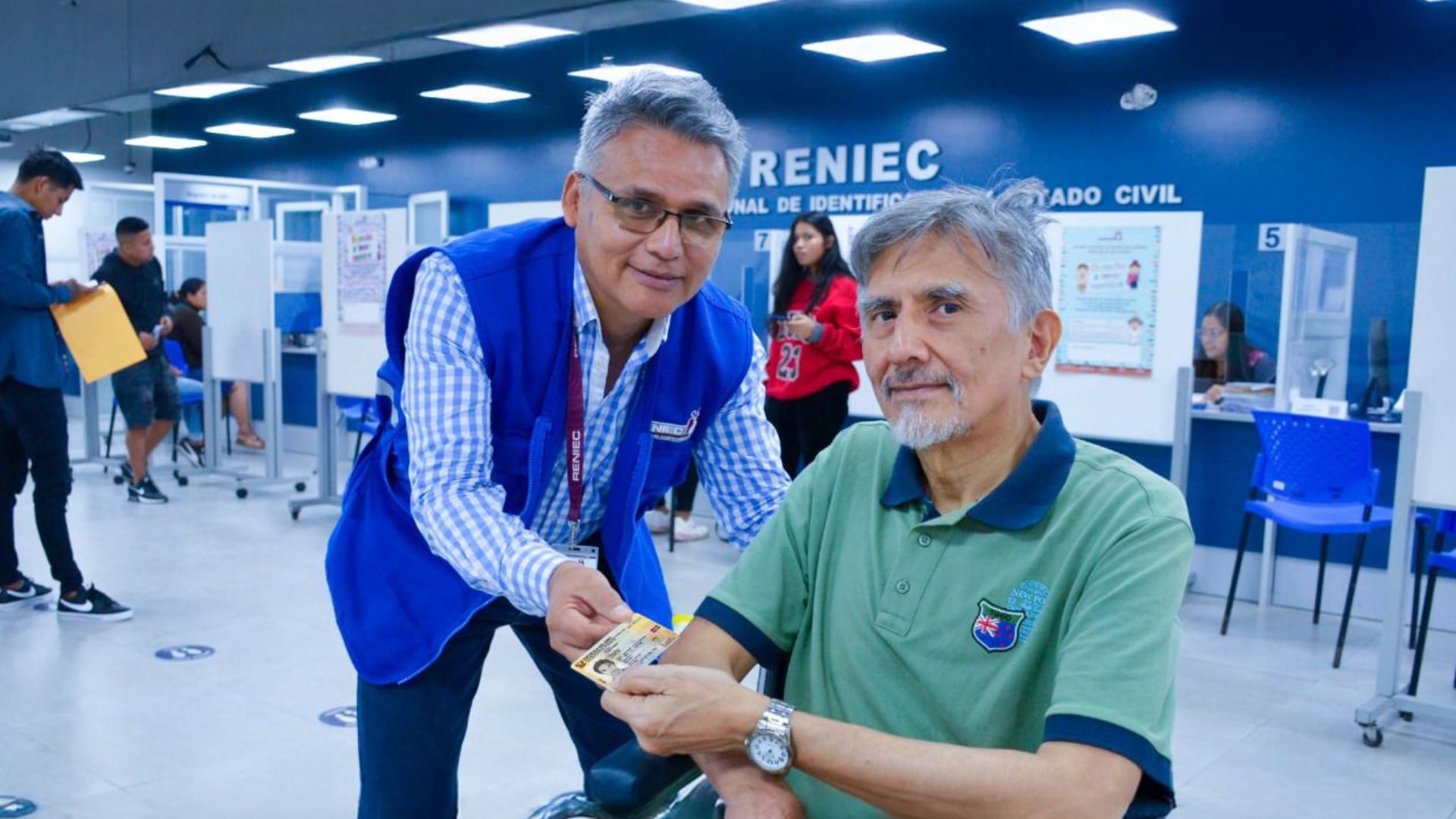 Un funcionario de Reniec entrega el DNI electrónico a un ciudadano en la sede de Lima, simplificando los procedimientos de identificación personal en la capital (Reniec)