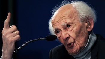 Zygmunt Bauman, filósofo polaco: “Hay muchas maneras de ser feliz, pero en la sociedad de hoy todas pasan por una tienda”