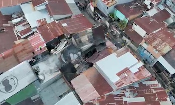 El colapso de la vivienda y la gran cantidad de objetos almacenados dificultaron las labores de búsqueda de las víctimas. Crédito: Cuerpo de Bomberos Costa Rica