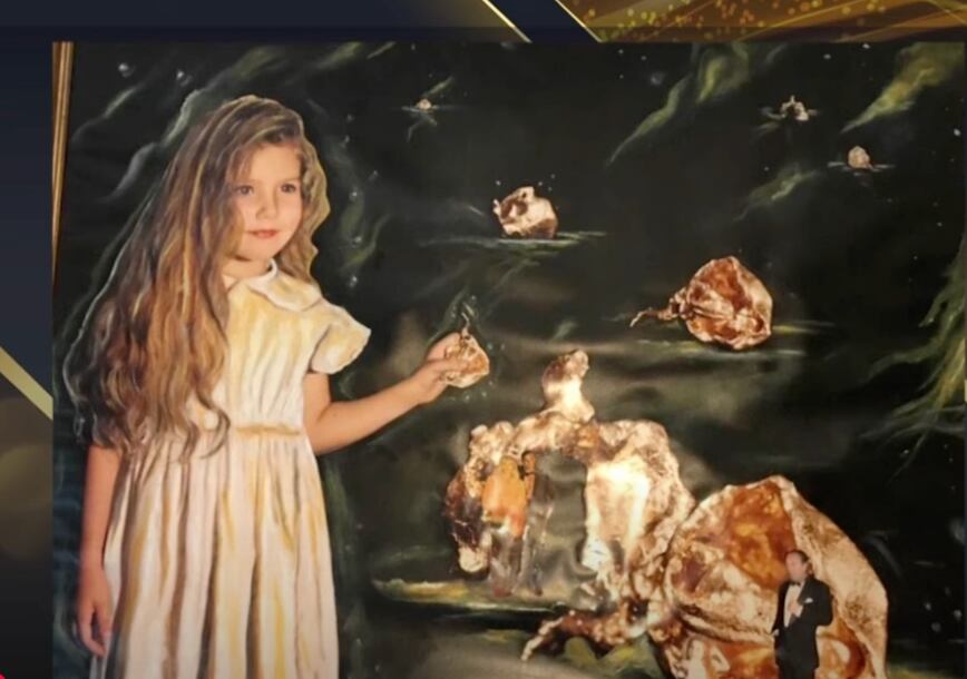 Chloe Bello, con cuatro años, musa de Federico Klemm y protagonista de “La niña dorada”, obra del artista plástico