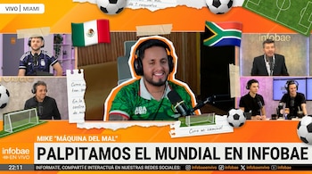 Collage de video podcast en vivo mostrando a Mike "Máquina del Mal" en el centro y cuatro hombres más en pantallas, con balones de fútbol, porterías y banderas de México y Sudáfrica sobre un fondo naranja.
