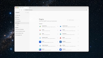 Captura de pantalla de un navegador web mostrando la interfaz de ChatGPT y su sección de plugins con dieciséis logos de aplicaciones. Fondo galáctico oscuro