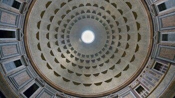 Tiene un gran agujero en