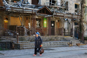 Un residente local pasa junto