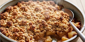 El crumble de avena se posiciona como uno de los postres caseros más populares en la cocina durante la temporada de frutas (Imagen Ilustrativa Infobae)