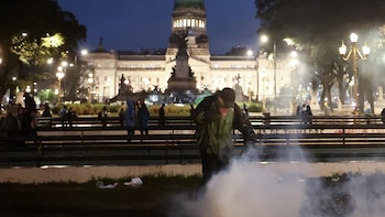 Reparto de culpas en la Casa Rosada por la Ley de Tierras: críticas internas, fallas en la comunicación y tensión en la calle