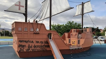 Aparecen pintadas vandálicas sobre la llegada a América en un barco del parque de Poio que recuerda a Cristóbal Colón