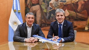 Luis Caputo y Fabián Lombardo, presidente de Aerolíneas Argentinas