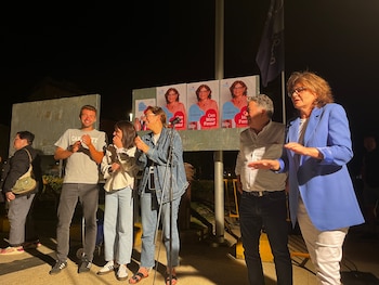 La candidata de BNG Carme da Silva (d) pega carteles en Pontevedra (BNG)