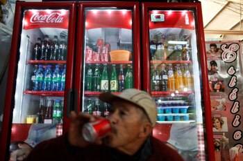 Un hombre bebe un refresco en una tienda en Ciudad de México (Foto: REUTERS / Edgard Garrido).