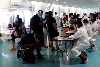 Miembros de la Guardia Nacional atienden a pasajeros para pasar las medidas de seguridad de la covid-19 en el Aeropuerto Luis Muñoz Marín, en San Juan (Puerto Rico), en una fotografía de archivo. EFE/Thais Llorca