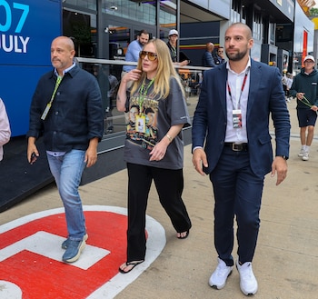 Adele combina ojotas minimalistas de The Row con una camiseta gráfica oversize de la colaboración Reiss x McLaren (Splash News/The Grosby Group)