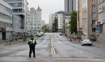 Un agente de la policía