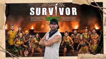 Cartel promocional de Survivor México. Un hombre con gorra y bandana en primer plano. Detrás, diez concursantes con ropa deportiva. Fondo con llamas y el logo.