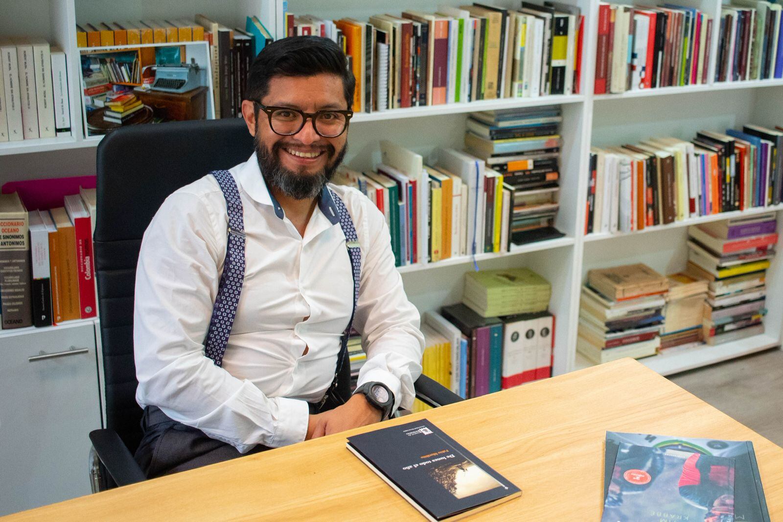 Santiago Vizcaíno coordina una red de bibliotecas públicas.