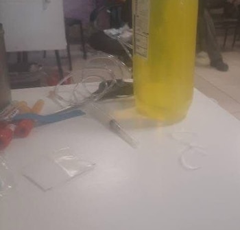 Entre promociones en redes, terapias alternativas y cuestionamientos a su práctica médica, el caso ha puesto bajo escrutinio la operación de su clínica y los riesgos detrás de los sueros vitaminados. (X/@elalbertomedina)