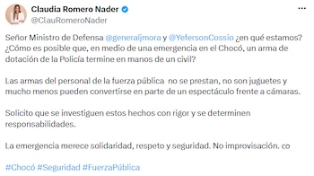 Claudia Romero Nader pidió investigar las circunstancias en las que un civil tuvo acceso a un elemento de dotación de la Policía. - crédito @ClauRomeroNader/X