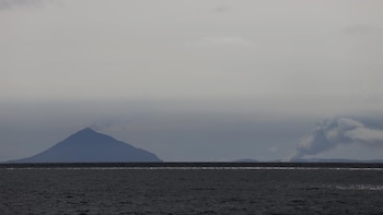 Indonesia restringe vuelos y actividades por la ceniza del Anak Krakatau, aunque descarta riesgo de tsunami