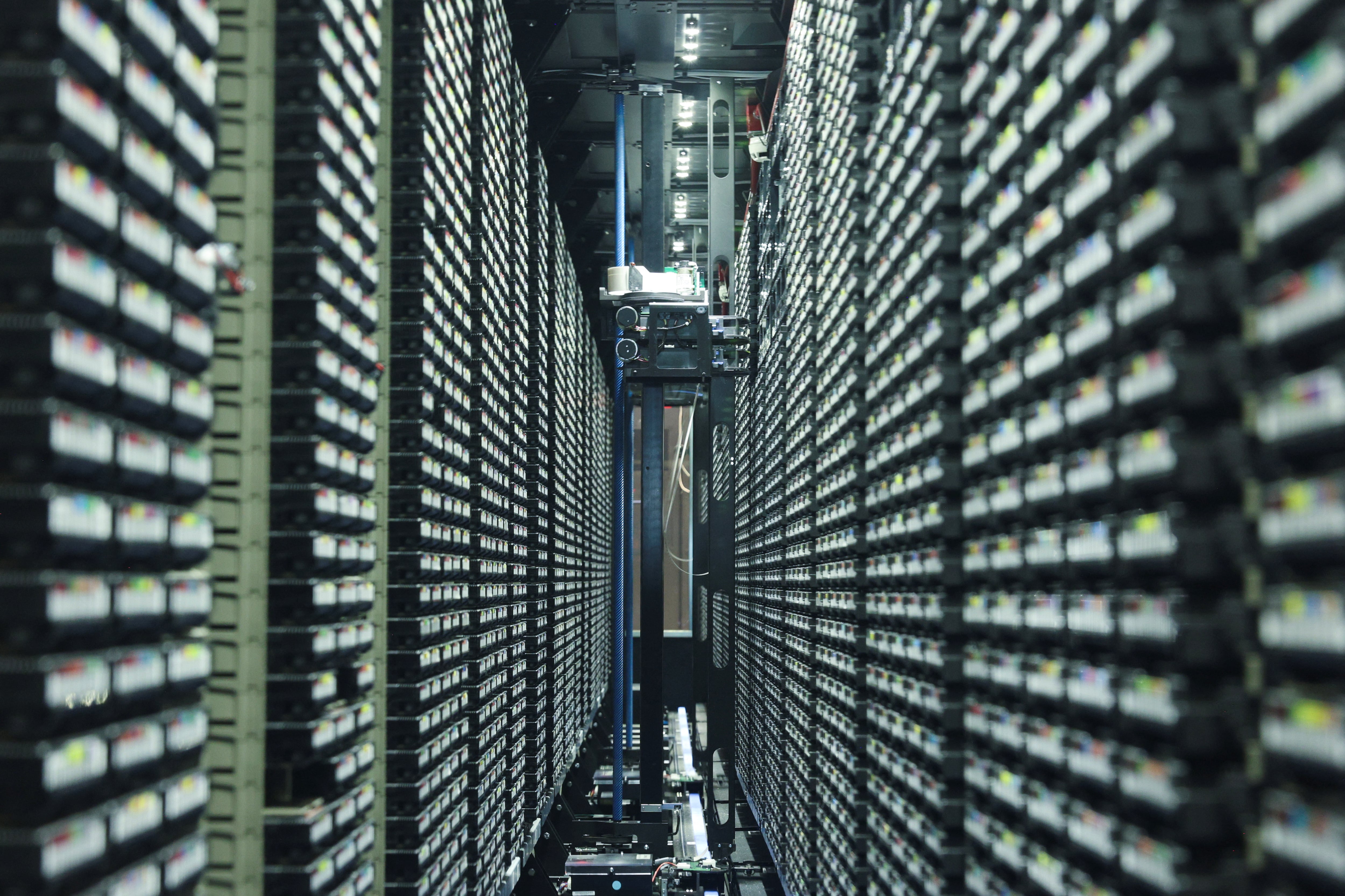 Cintas de almacenamiento de datos en un centro de supercomputación del Laboratorio Nacional Lawrence Berkeley, en California, el 29 de mayo de 2025. El centro albergará una supercomputadora de EE.UU. que usará los futuros chips Vera Rubin de Nvidia. (Foto de archivo: REUTERS/Manuel Orbegozo)