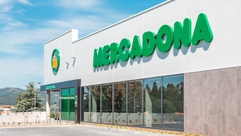 Mercadona devolverá dinero a los clientes que retornen las botellas y latas en 72 de sus supermercados