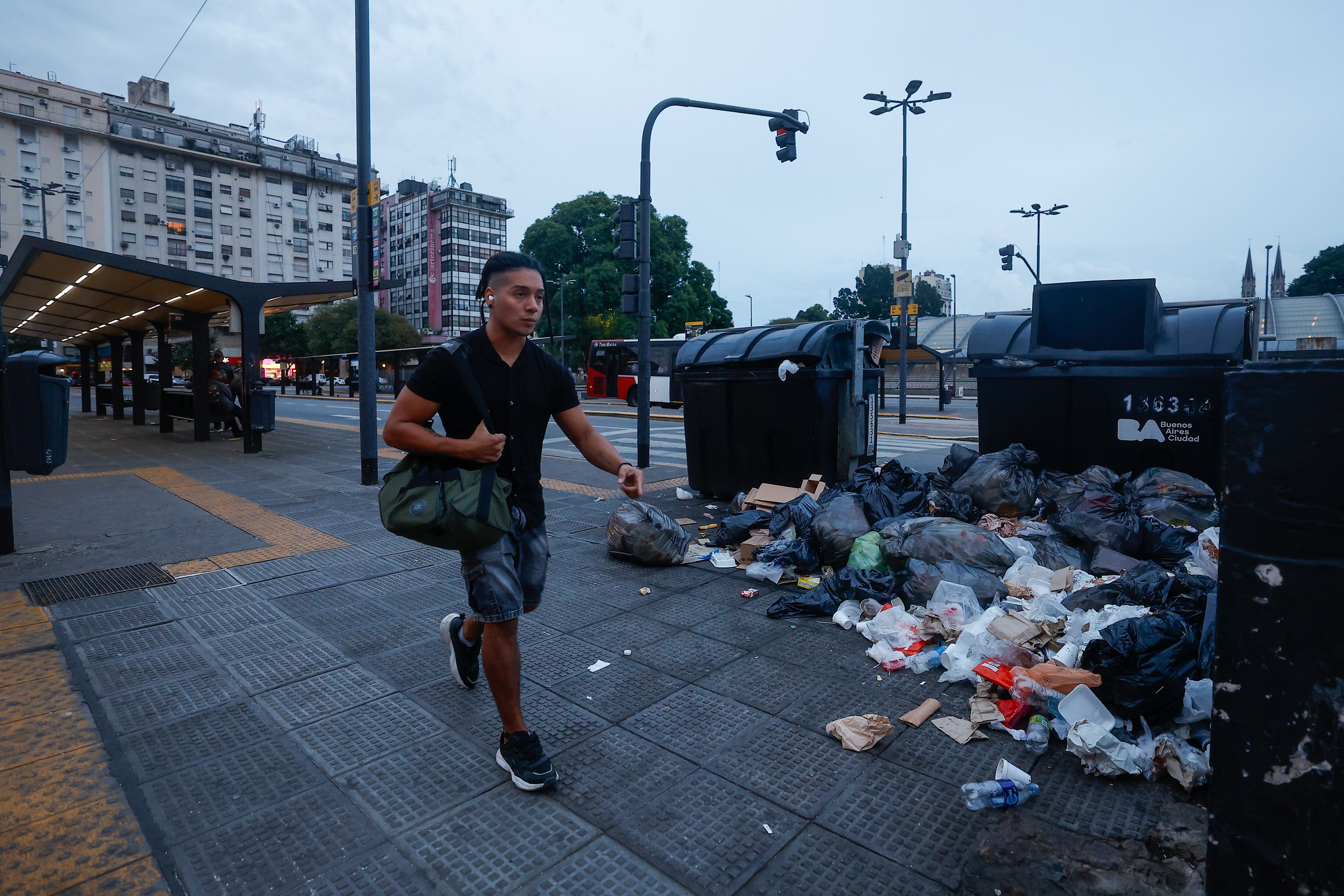 Vista de la zona de la estación ferroviaria de Plaza Constitución en la Ciudad de Buenos Aires, este jueves, durante una huelga general en contra de la reforma laboral en protesta contra el proyecto de reforma laboral, impulsado por el Gobierno del ultraderechista Javier Milei y que debatirá el pleno de la Cámara de Diputados. (Foto: EFE)