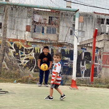 Valentín, de tres años, jugó