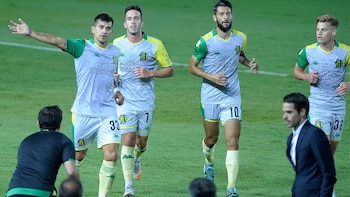Los jugadores de Aldosivi corren