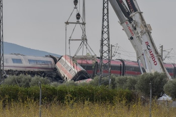 Dos grúas trabajan para retirar los vagones de los trenes accidentados. (Eusebio García del Castillo / Europa Press)