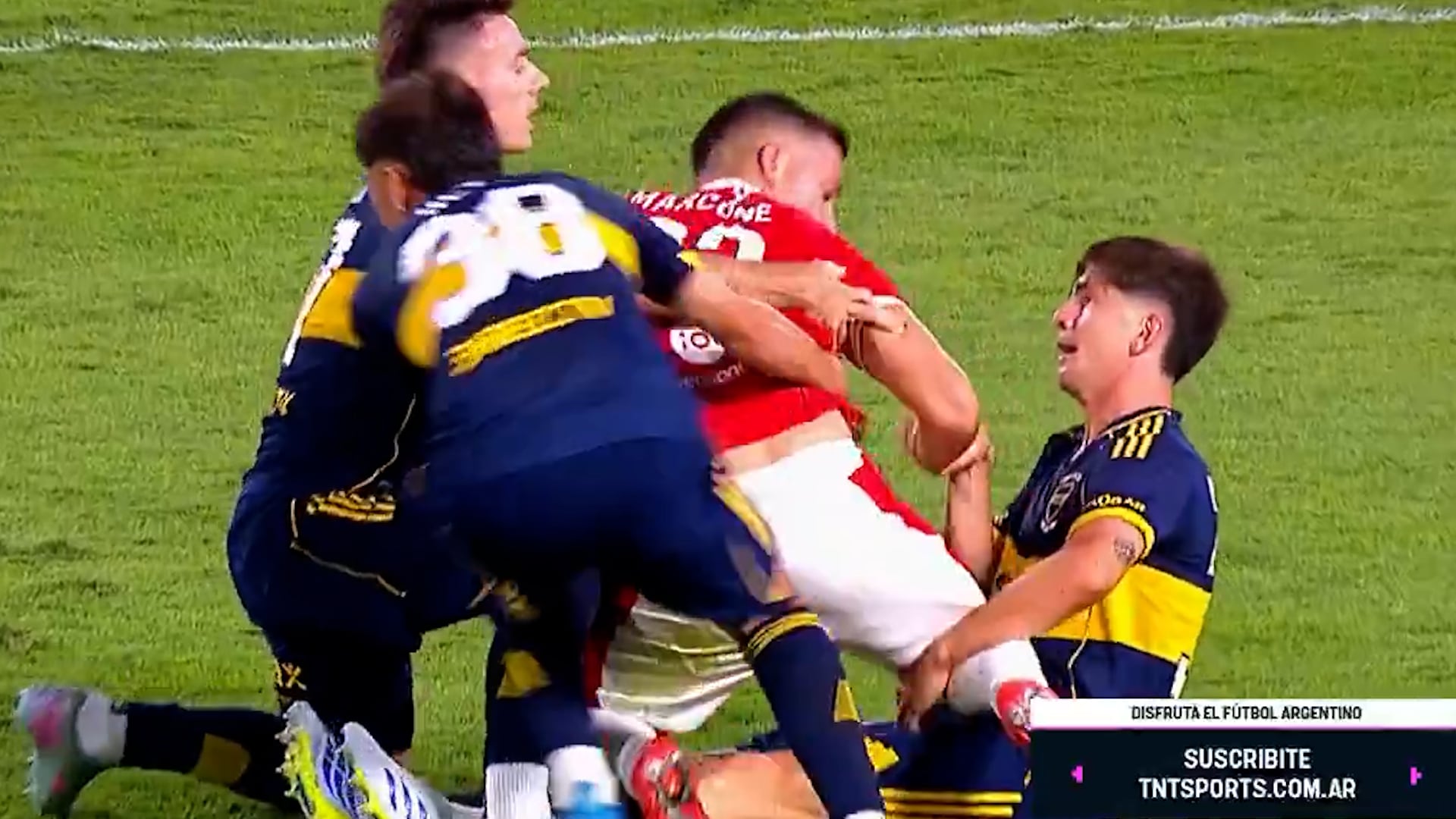 La imagen que mostró la TV de la pelea entre los jugadores de Boca e Iván Marcone