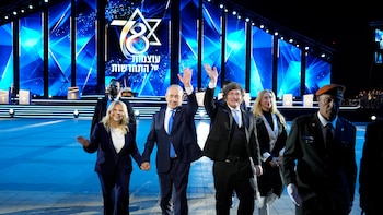 Milei participó de la celebración por la independencia de Israel, cantó “Libre” y cierra su gira en el Muro de los Lamentos