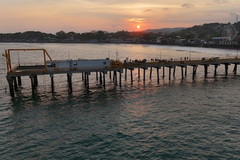 Vista aérea de un muelle en el puerto de La Libertad al atardecer, El Salvador, el 1 de mayo de 2026. Foto Infobae/Rudy Quiroz / AFP