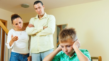 La psicología lo confirma: las personas que han tenido padres estrictos tienden a ser más controladoras