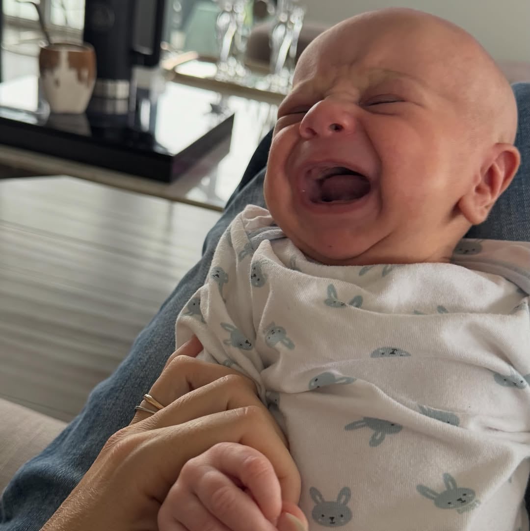 Un primer plano muestra al pequeño Vito Ludueña llorando, mientras su madre sostiene suavemente su mano en una tierna imagen