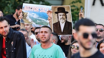 Miles de personas protestan contra un complejo de lujo vinculado al yerno de Trump en Albania