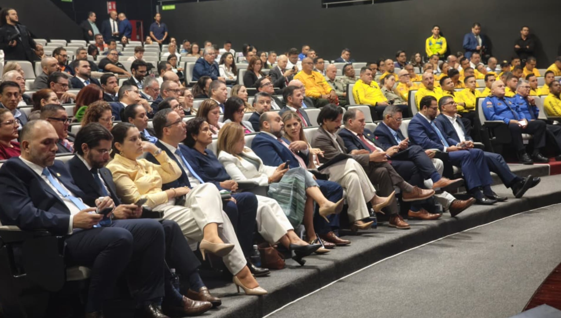 Representantes de la banca estatal, instituciones y grupos comunales participan en la socialización de las medidas para mitigar los efectos del fenómeno climático. /(Crédito: CNE)