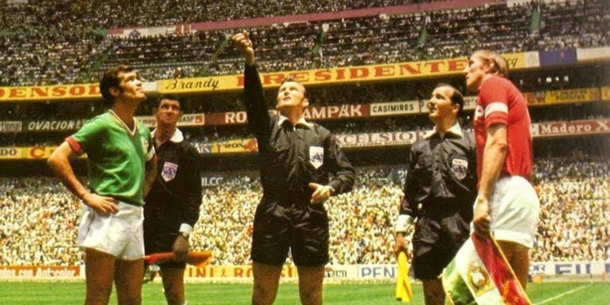 La primera tarjeta amarilla se mostró el 31 de mayo de 1970 en el partido inaugural entre México y la URSS (X/@AntonioUbilla1)