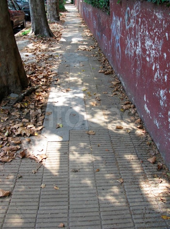 Reclamó una indemnización por tropezar en la vereda, pero sus propias contradicciones le hicieron perder el juicio