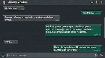 Captura de pantalla de una aplicación de mensajería en un teléfono móvil, mostrando una conversación con Manuel Adorni. Se ven burbujas de texto con mensajes en español.