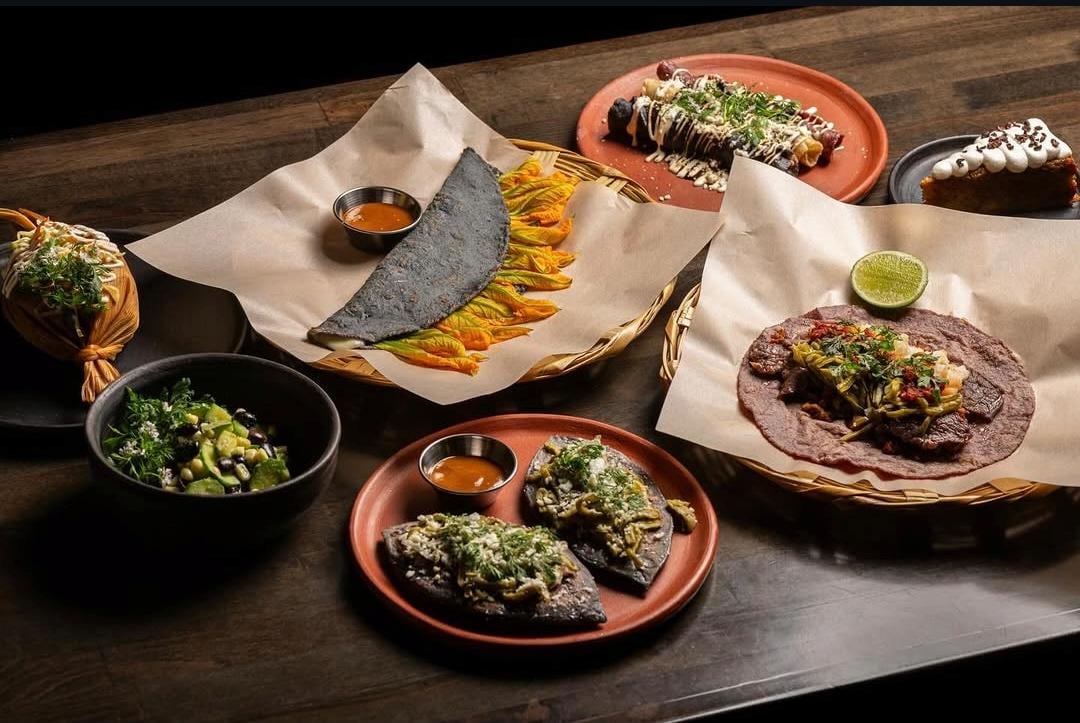 El menú de Komal Molino destaca antojitos mexicanos y guatemaltecos, como molotes de plátano, tlacoyos de frijol y chuchitos, que celebran la diversidad culinaria (@PincheFatima_ en Instagram)