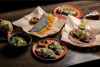 El menú de Komal Molino destaca antojitos mexicanos y guatemaltecos, como molotes de plátano, tlacoyos de frijol y chuchitos, que celebran la diversidad culinaria (@PincheFatima_ en Instagram)
