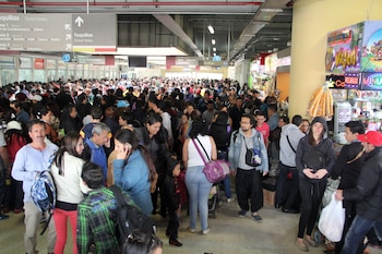 Personas viajando, terminal del Sur, Bogotá. Colprensa